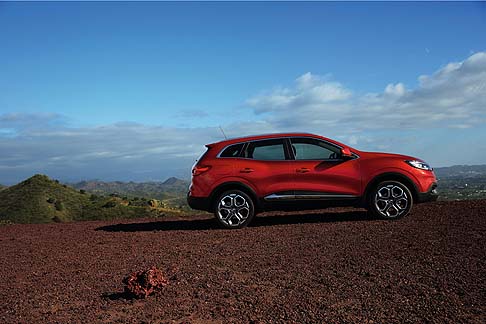 Renault - Grazie alla tinta di lancio Rosso Fiamma, Renault Kadjar si propone in una veste carica di appeal.