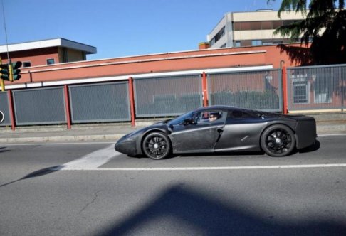 Ferrari - Spy cars Ferrari F70 supercar vista girare esternamente a Maranello