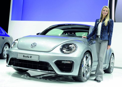 Volkswagen - Direttamente da Francoforte, arriva nella vetrina americana lattesa Volkswagen Beetle R Concept, che rappresenta un prototipo di auto sportiva basata sul nuovo Maggiolino. 