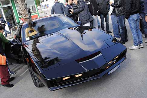 Ingresso Fiera - la Supercar KITT Knight Rider presente allingresso della Fiera del Levante