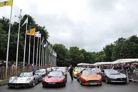 Pitlane supercar - Supercars sulla pitlane nel circuito di Goodwood Festival of Speed 2012