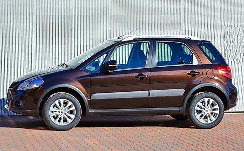 Suzuki  - Pi ricco risulta, invce, lallestimento SX4 EVOLUTION+, che si distingue dalla versione EVOLUTION per lofferta di alzacristalli elettrici posteriori, climatizzatore automatico, cruise control.