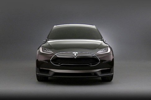 Tesla Motors - Model X consente di scegliere tra tre diversi tipi di batterie (40 kWh, 60 kWh e 85 kWh), che offriranno altrettanti livelli di autonomia compresi tra 233 a 435 Km.