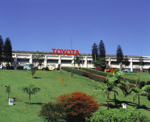 Toyota - Sono passati 75 anni da quando Kiichiro Toyoda decise di trasformare il settore automobilistico della Toyoda Automatic Loom Works nellattuale Toyota Motor Corporation, unazienda che vanta 320.000 dipendenti in tutto il mondo. 