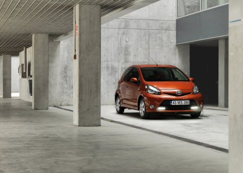 Toyota - Toyota Aygo promette un consumo pari a 4.4 litri ogni 100 km per le versioni a cambio manuale, che sale a 4.5 litri nelle varianti equipaggiate con il cambio automatico.