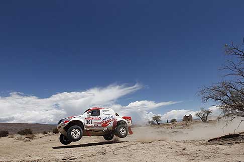 Toyota - Dakar 5^ tappa - spettacolare immagine della Toyota Hilux Action pilotata dal sudafricano De Villiers attulamente 5 nella classifica generale delle auto