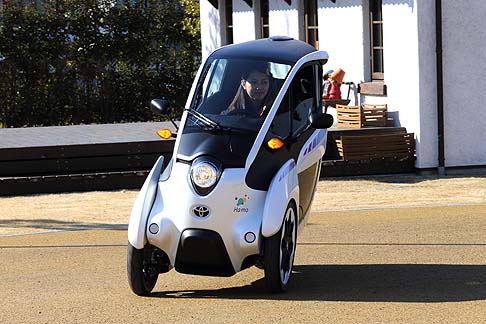 Toyota - La i-Road, realizzato sulla base del concept presentato al 43esimo Motor Show di Tokyo del 2013, combina il comfort di un motociclo con la stabilit di una vettura. 