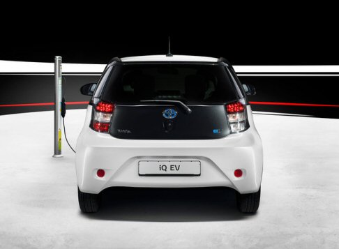 Toyota - La nuova Toyota iQ EV unisce lagilit di una city car alle zero emissioni e alla silenziosit di un veicolo elettrico.