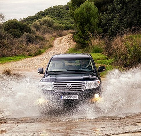 Toyota - Il quadro strumenti Optitron offre una retroilluminazione bianca con gradazioni turchese, e un ampio dislpay TFT centrale a colori, collegabile al nuovo sistema di navigazione satellitare Toyota Touch Pro.