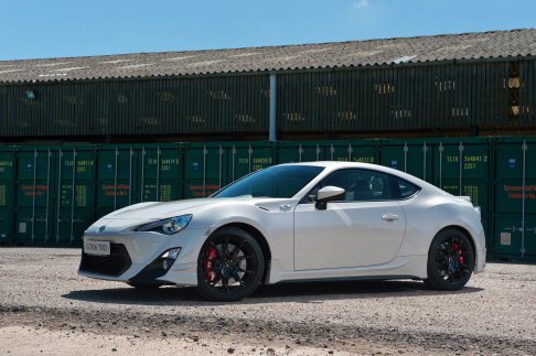 Toyota - Novit Toyota, sar disponibile per la prima volta una serie di componenti TRD (Toyota RacingcDevelopment) sviluppate per migliorare le prestazioni e laerodinamica della GT86.