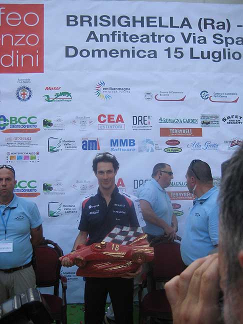 Bruno Senna - Bruno Senna che mostra il trofeo vinto al Trofeo Lorenzo Bandini edizione 2012