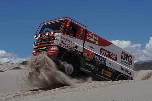 Daf - Dakar 5^ tappa - Truck Daf CF 75 guidato da Bekx Hans che affronta le dune con immagine spettacolari