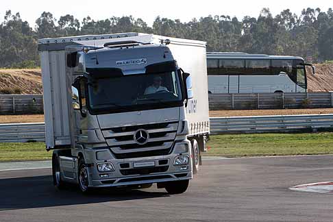 Daimler - Daimler Trucks TecDayRoad to the Future