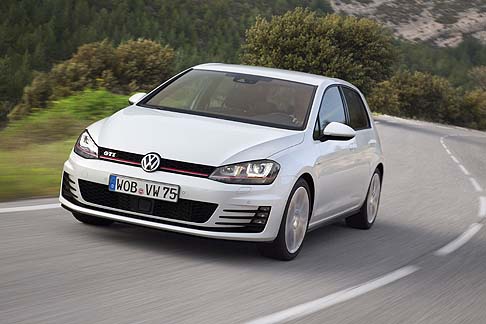 Volkswagen - Pi potente rispetto alla prima generazione, la cui potenza era fissata a 110 CV, la nuova Golf GTi eroga fino a 220 CV di potenza, ed offre, per gli assetati di ulteriore carattere una versione con 10 CV in pi (230 CV): la Golf GTI Performance.