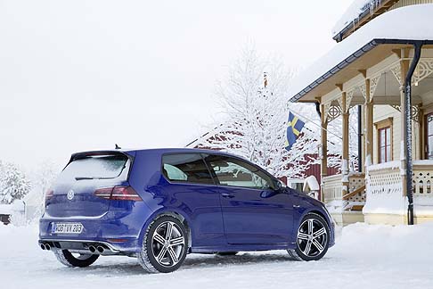 Volkswagen - Per quanto riguarda la gamma delle unit, troviamo il propulsore TSI turbo benzina a iniezione diretta di nuova costruzione, con 300 CV di potenza. 