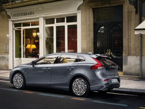 Volvo - Le dotazioni includono l'airbag per il pedone, il Lane Keeping Aid con sterzata automatica e segnalazione tattile, il Park Assist Pilot per facilitare il parcheggio parallelo. 