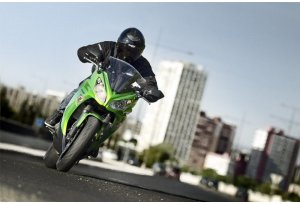 Kawasaki ER-6n: la Naked si rif il trucco