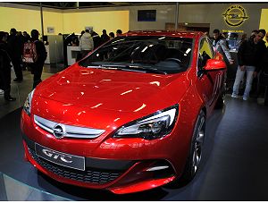 Si prepara al debutto la nuova Opel Astra GTC 2012