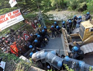 La Tav non sa da fare: gli scontri continuano in Val di Susa