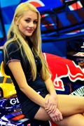 Ragazza immagine che affianca la Red Bull di Formula 1 al Motorshow 2012 di Bologna