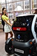 Posteriore Renault Twizy e ragazza al Salone di Bologna