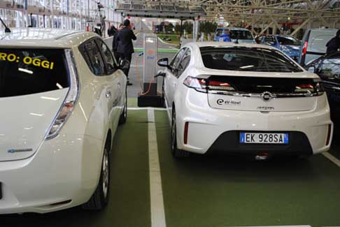 Nissan - Opel Ampera in ricarica nella pista di Electric City al Bologna Motor Show 2012