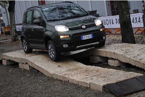 Fiat - Fiat Panda 4x4 che attraversa lastre di cemento disconesse per testare la vettura su appoggio discontinuo su tre ruote