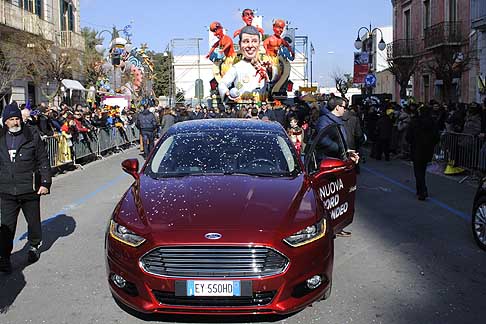 Carri Allegorici di Putignano - Ford Mondeo al Carnevale di Putignano e carri allegorici sullo sfondo