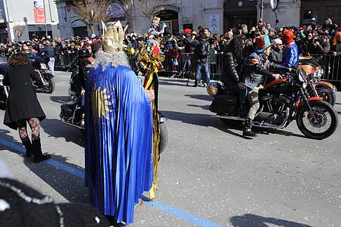 Carri Allegorici di Putignano - Harley Davidson sfilano al Carnevale di Putignano 2015 con mago Merlino