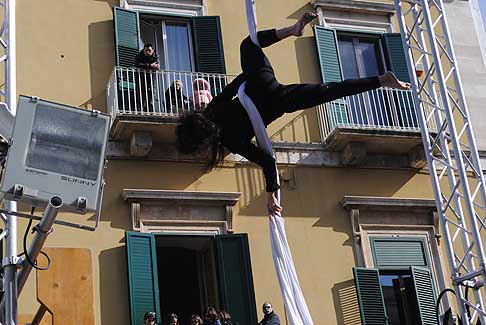 Carri Allegorici di Putignano - Acrobazie al Carnevale di Putignano 2015 il pi vecchio dEuropa