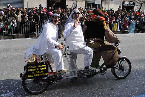 Carri Allegorici di Putignano - Bicicletta tandem Araba - Come siamo ridotti con il calo del petrolio