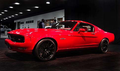 Equus Automotive - Singolare nelle forme con una silhouette sensuale, la vettura, un po Mustang e un po Dodge Challenger, rappresenta una rarit per collezionisti e appassionati delle vetture fuori dagli schemi convenzionali 