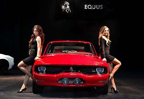 Equus Automotive - Labitacolo  interamente rivestito in pelle abbinato a finiture cromate, realizzato in collaborazione con gli specialisti dellautomotive e rinomati artigiani del lusso.