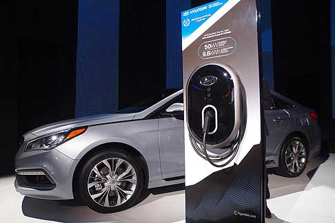 Hyundai - Presentate a Detroit la Hyundai Sonata Hybrid e Plug-in Hybrid, entrambe in grado di garantire emissioni particolarmente contenute di CO2 e caratterizzate da connotazioni estetiche specifiche