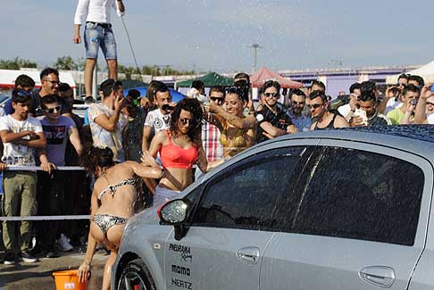 Donne & Motori Show 2015 - Sexy Car Wash: Giornata molto calda allAutodromo del Levante di Binetto in provinaci di Bari. In scena il Donne & Motori Show edizione 2015