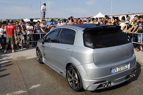 Donne & Motori Show 2015 - Car wash con lo spiker che assisteva allevento dal tetto della sua auto dove era montato un palo Lap Dance al Donne e Motori Show 2015