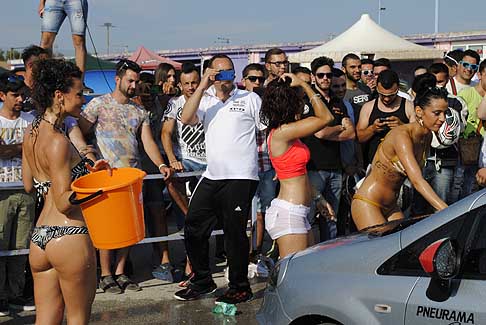 Donne & Motori Show 2015 - Sexy Car Wash con le accattivanti e sensuali Maristella e Sharon, che si sono presentate, in bikini succinti e la new entry Mary