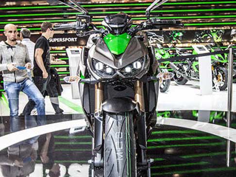 Kawasaki - Kawasaki Z1000 frontale allEICMA 2013 Salone del motociclo di Milano