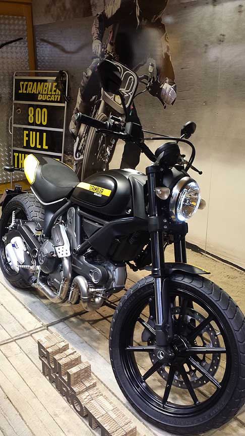 Ducati - Ducati Scrambler Full Throttle tra gli elementi pi tradizionali riconosciamo il tipico serbatoio a goccia del modello degli anni 70