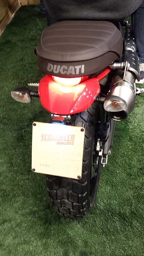 Ducati - Ducati Scrambler si abbinano a soluzioni tecnologicamente pi avanzate come le lucianteriore e posteriore a LED e la strumentazione LCDo contemporanea che esprime in modo inequivocabile la pura essenza del motociclismo