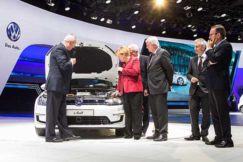 Angela Merkel - Angela Merkel ammira la Volkswagen e-Golf in versione elettrica al Salone di Francoforte 2013