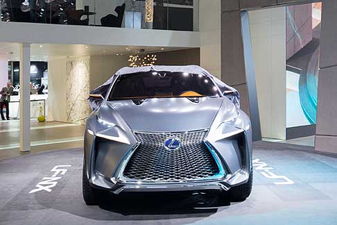 Lexus - Lexus LF-NX Concept nuova calandra anteriore con luci Led a forma di diamante