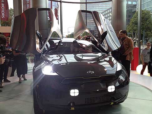 Kia Motors - Kia Niro Concept con gruppi ottici anteriori di forma cubica