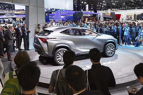 Lexus - Il concept LF-NX  equipaggiato con la motorizzazione full hybrid, studiata per assicurare emissioni di CO2 ai vertici della categoria.