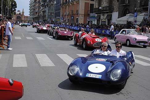 Corsa di regolarit - Lungo serpentone finale che saluta il pubblico barese alla 4^ Rievocazione del Gran Premio di Bari