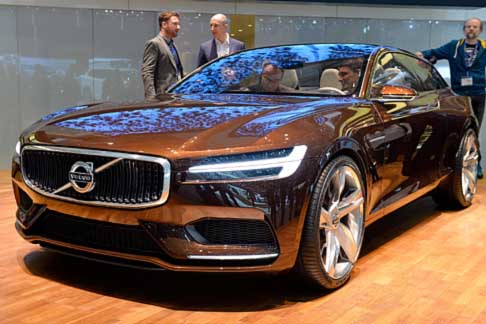 Volvo - Volvo Concept Estate interessante il design scelto per il frontale, il cofano robusto, solcato da due scanalature sui lati,  arricchito da due gruppi ottici squadrati che rendono linsieme decisamente aggressivo