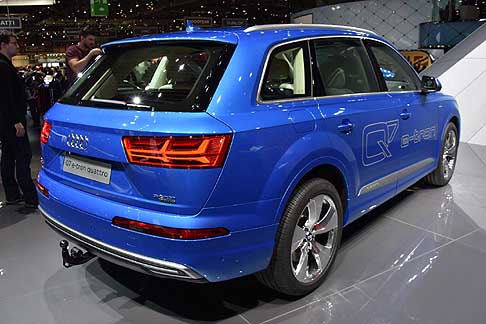 Hybrid Cars - Ibrida diesel Audi Q7 e-tron, una vettura a sei cilindri a trazione integrale