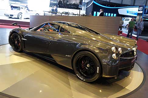 Pagani - Edisione limitata per la superca Pagani Huayra Carbon Edition al Ginevra Motor Show 2012