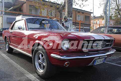 Mostra Scambio - Ford Mustang 351 del 1965 muscle cars esposta esternamente di una collezione privata alla Mostra Scambio di Scandiano edizione 2024