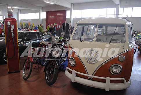 Mostra Scambio - Furgone stroico Volkswagen Bulli ed esposizione bike alla Mostra Scambio di Scandiano edizione 2024